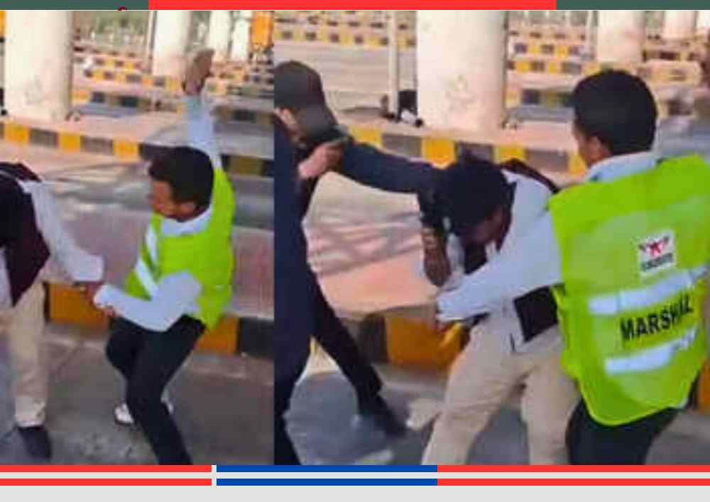 बाराबंकी के बारा टोल प्लाजा पर टोल कर्मियों द्वारा वकील रत्नेश शुक्ला के साथ मारपीट का दृश्य।