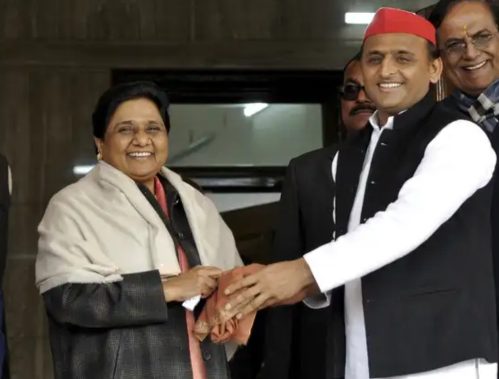 उत्तर प्रदेश की राजनीति से जुड़े दो वरिष्ठ नेता जन्मदिन अवसर पर सौहार्दपूर्ण भेंट करते हुए।