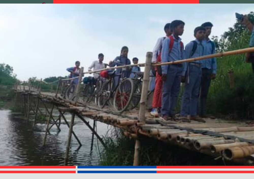 सीतापुर के मछरेहटा क्षेत्र में सरायन नदी पर बना बांस-बल्ली का अस्थायी पुल, जिस पर स्कूली बच्चे और ग्रामीण जान जोखिम में डालकर आवागमन कर रहे हैं
