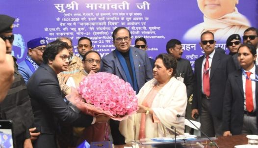 बसपा अस्तित्व की लड़ाई के दौर में 70वें जन्मदिन पर कार्यकर्ताओं से घिरीं मायावती, मंच पर पुष्पगुच्छ स्वीकार करती हुईं