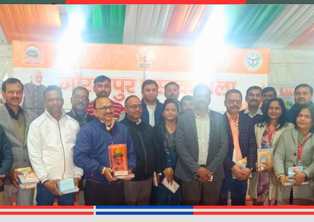 वैश्विक पटल पर हिंदी का बढ़ता गौरव विषय पर गोरखपुर महोत्सव के अंतर्गत आयोजित पुस्तक मेले के समापन समारोह में सम्मानित अतिथि, शिक्षक और साहित्य प्रेमी।