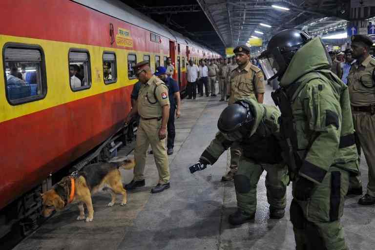 फर्रुखाबाद ब्रेकिंग न्यूज में कालिंद्री एक्सप्रेस बम सूचना के बाद रेलवे स्टेशन पर डॉग स्क्वॉड, बम निरोधक दस्ता और पुलिस द्वारा की गई सघन सुरक्षा जांच।