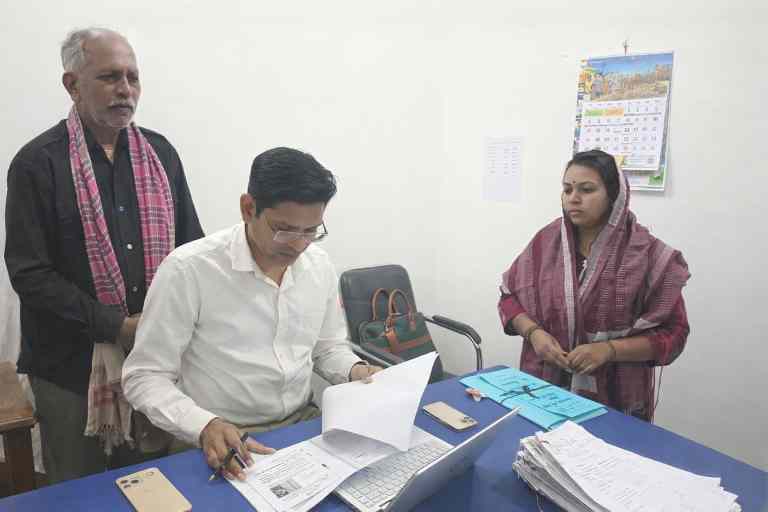 बिलासपुर में रेत खनन विवाद से जुड़े मामले की जांच करते हुए तहसील कार्यालय में अधिकारी, दस्तावेज़ों की पड़ताल करती टीम।