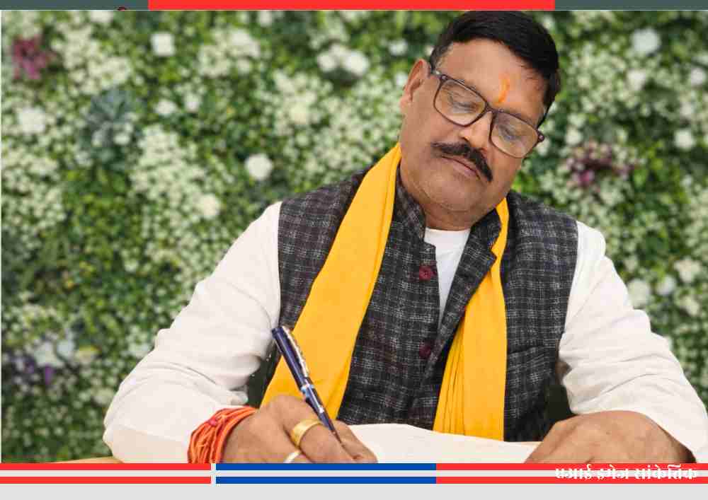 हरदोई के वरिष्ठ पत्रकार ऑखिलेश ‘दादा’ लेखन करते हुए, संतुलित पत्रकारिता और मार्गदर्शन का प्रतीकात्मक दृश्य।