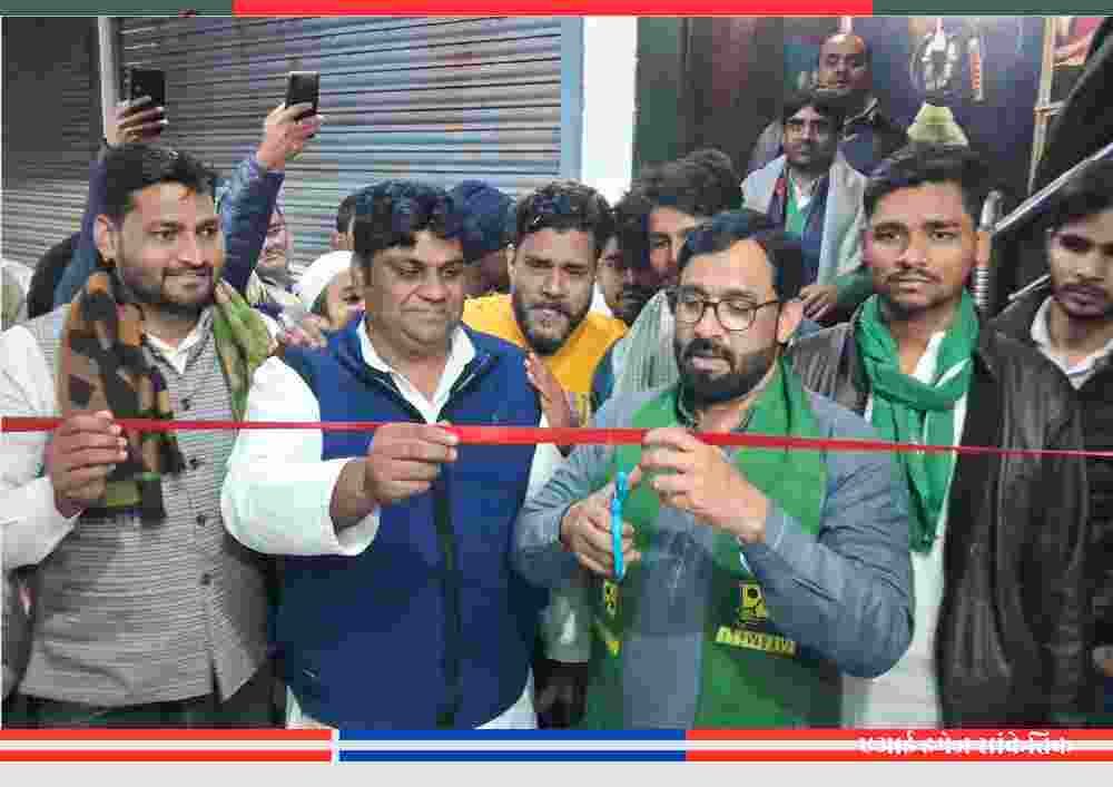 एआईएमआईएम के प्रदेश अध्यक्ष शौकत अली कार्यकर्ताओं की मौजूदगी में पार्टी कार्यालय का उद्घाटन करते हुए।