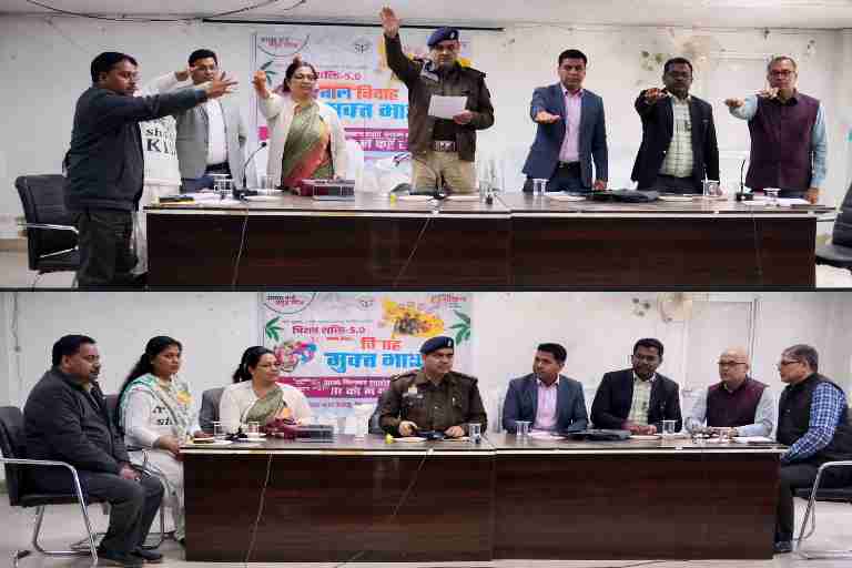 बाल विवाह मुक्त भारत अभियान के तहत देवरिया में विशेष किशोर पुलिस इकाई की मासिक समीक्षा बैठक के दौरान शपथ लेते अधिकारी।