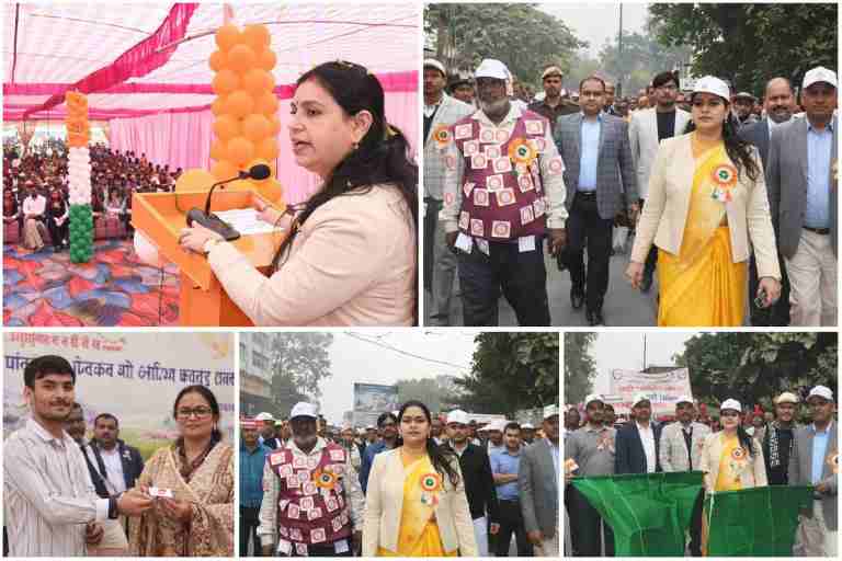 जागरूकता रैली में जिलाधिकारी दिव्या मित्तल भाषण देवरिया में राष्ट्रीय मतदाता दिवस पर आयोजित मतदाता जागरूकता रैली में जिलाधिकारी दिव्या मित्तल भाषण देतीं, रैली का नेतृत्व करतीं और नव मतदाताओं को एपिक कार्ड वितरित करतीं