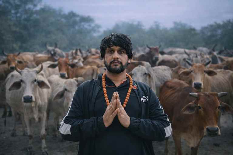 गायों के बीच हाथ जोड़कर खड़े गौसेवक जोगेंद्र सिंह, हरियाणा के सामाजिक कार्यकर्ता