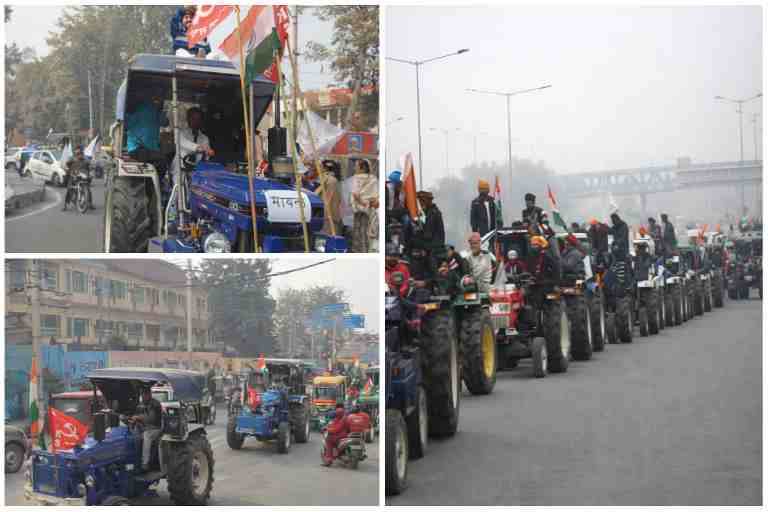 संयुक्त किसान मोर्चा के आह्वान पर गणतंत्र दिवस पर निकली ट्रैक्टर परेड में झंडों के साथ सड़कों पर चलते किसान ट्रैक्टर