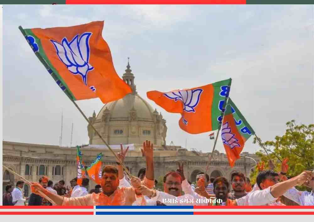 लखनऊ में UGC नियमों के विरोध के बीच BJP कार्यकर्ताओं द्वारा पार्टी झंडे के साथ प्रदर्शन की प्रतीकात्मक तस्वीर