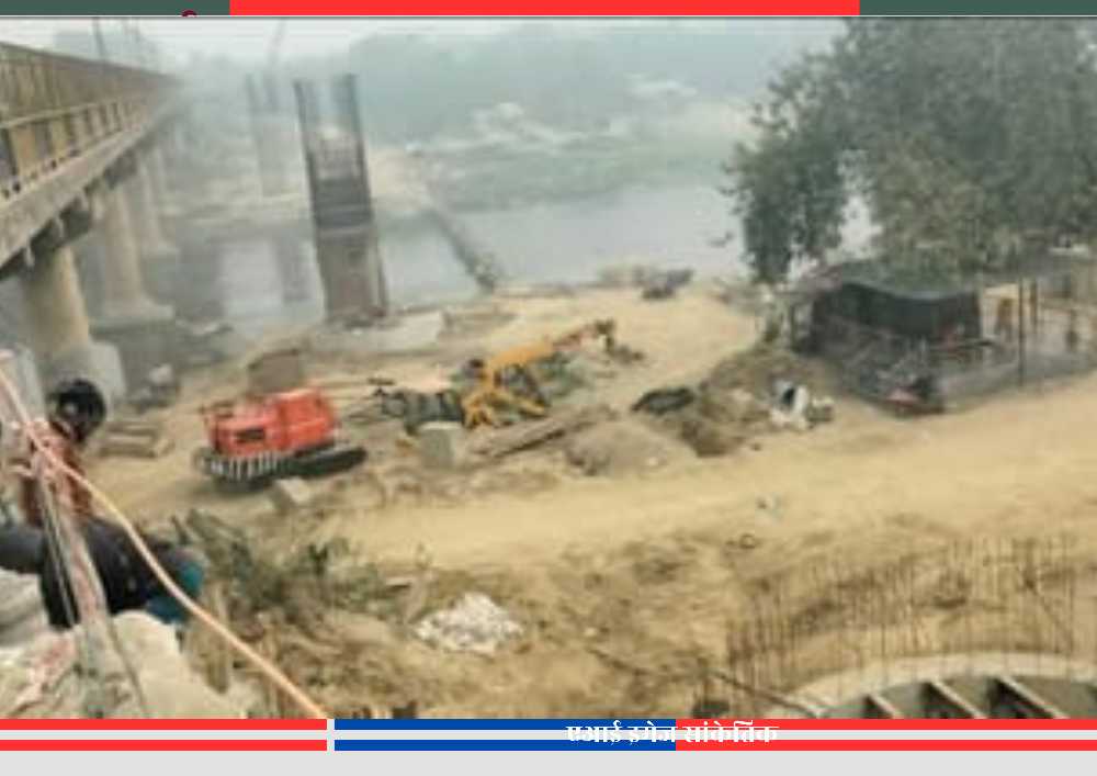 गोमती नदी पर शास्त्री पुल के समानांतर नए दो लेन पुल के निर्माण के दौरान पिलर और मशीनरी का कार्य, जौनपुर