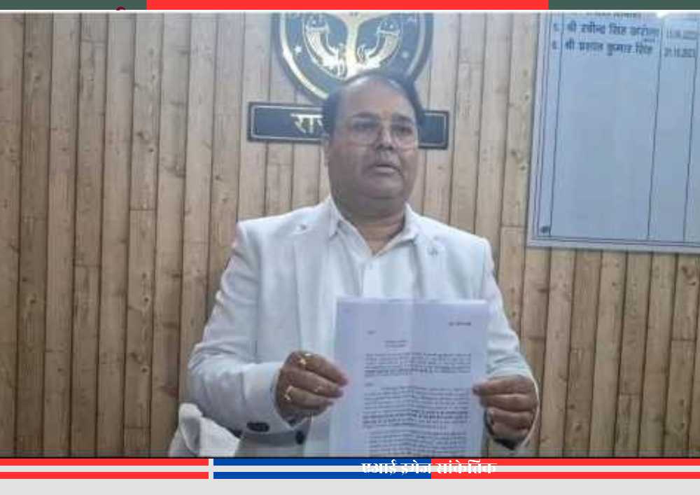 दिव्यांग कोटे से नौकरी के मामले में अयोध्या के जीएसटी अधिकारी इस्तीफे से जुड़ा दस्तावेज दिखाते हुए