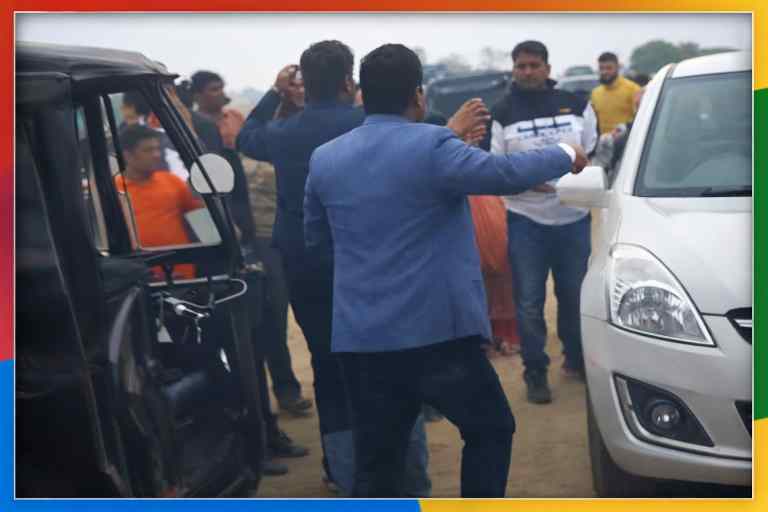 सीतापुर के सिधौली तहसील क्षेत्र में भूमि पैमाइश के दौरान दो पक्षों के बीच हुई मारपीट, मौके पर मौजूद लोग और वाहन