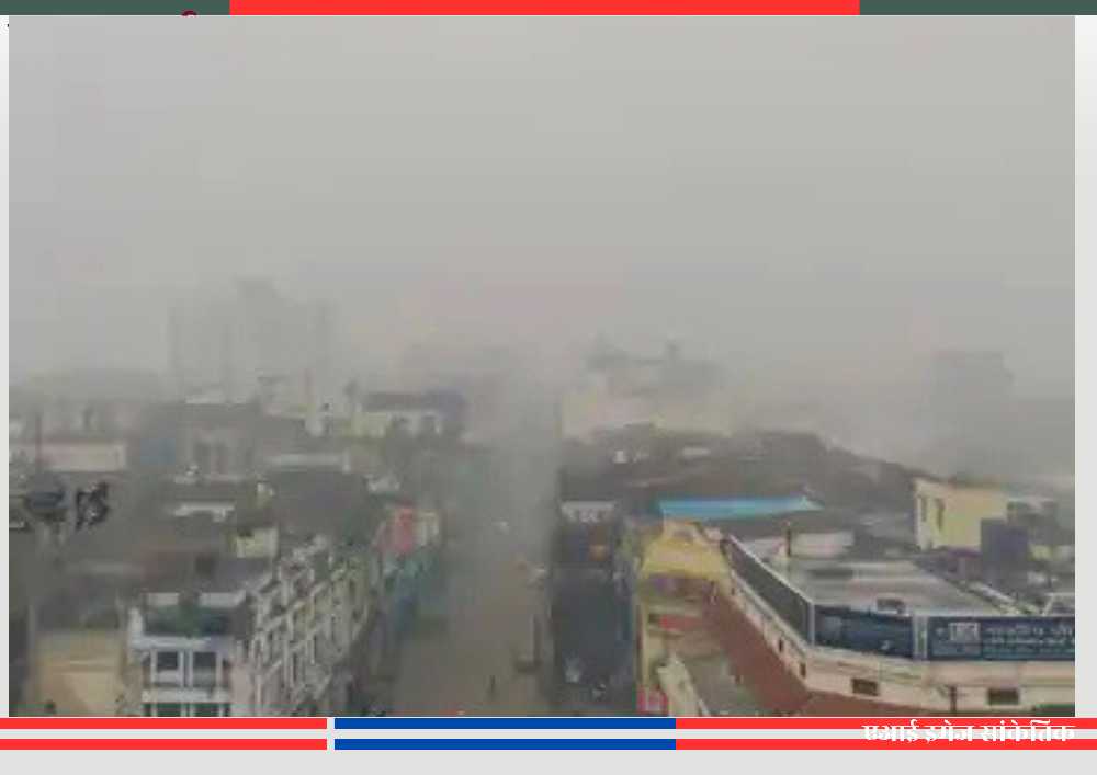 लखनऊ में घने कोहरे के कारण सड़क पर बेहद कम विजिबिलिटी, सुबह के समय थमा जनजीवन