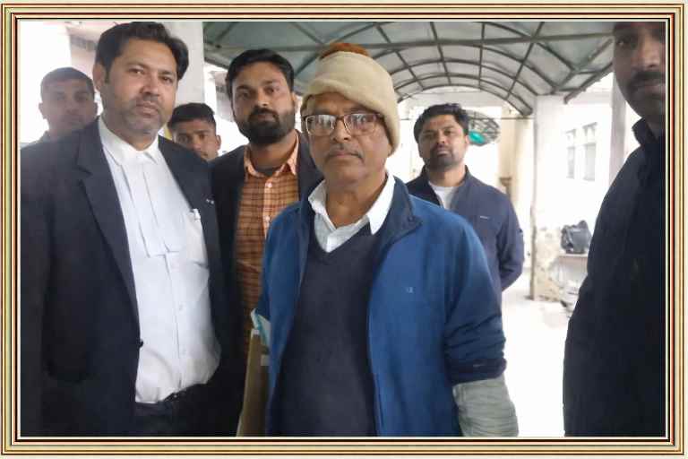 देवरिया जेल में बंद पूर्व आईपीएस अमिताभ ठाकुर अपने अधिवक्ताओं के साथ, वारंट बी वापस होने के बाद रिहाई की उम्मीद बढ़ी