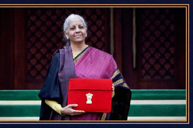 कट्टम कांजीवरम साड़ी पहने केंद्रीय वित्त मंत्री निर्मला सीतारमण बजट ब्रीफकेस के साथ संसद परिसर में