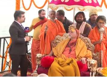 काशी में गंगा तट पर गंगा स्नान के दौरान शंकराचार्य स्वामी अविमुक्तेश्वरानंद, संतों और मीडिया से संवाद करते हुए