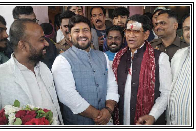 आजमगढ़ में जन्मदिन अवसर पर पूर्व सांसद दिनेश लाल यादव निरहुआ भाजपा पदाधिकारियों और कार्यकर्ताओं के साथ