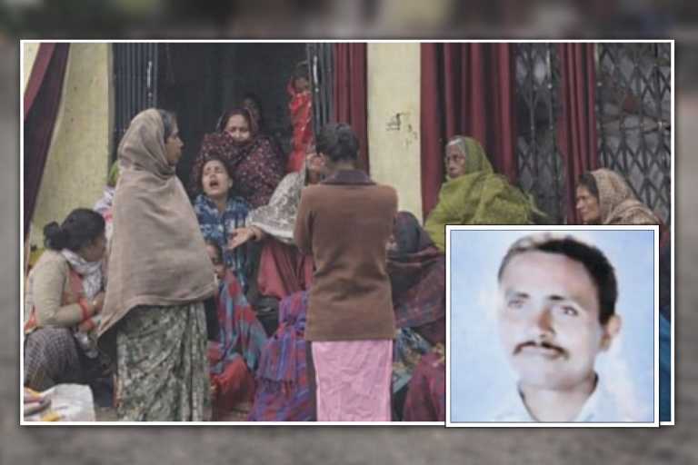 खेत में हुए खूनी हमले के बाद मृतक के घर पर शोक में बैठी महिलाएं, जमीन विवाद की दर्दनाक तस्वीर