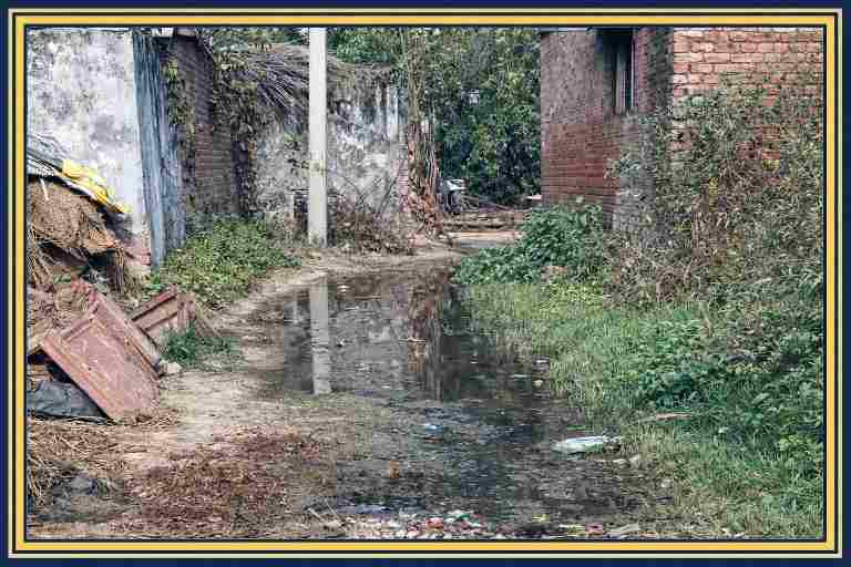 मुख्य मार्ग पर जलभराव के कारण सड़क पर जमा गंदा पानी, गांव में नाली और खड़ंजा न होने से बिगड़े हालात