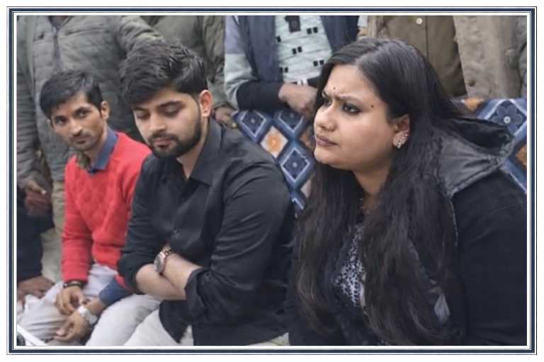 गोंडा के करनैलगंज में पूर्व विधायक कुंवर अजय प्रताप सिंह उर्फ लल्ला भैया के वारिसाना हक को लेकर आयोजित प्रशासनिक बैठक में परिजन और ग्रामीण मौजूद