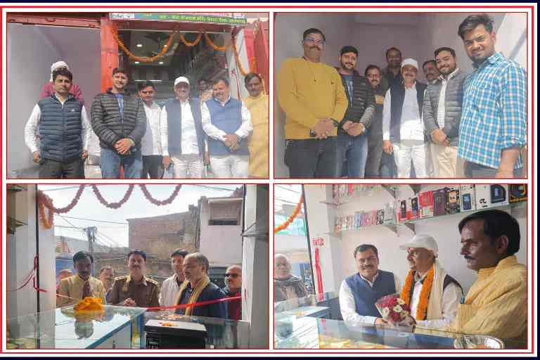 आजमगढ़ शहर के फरास टोला मोहल्ले में बालाजी मोबाइल शॉप के उद्घाटन अवसर पर फीता काटते शहर कोतवाल यादवेंद्र पांडेय, ग्राम प्रधान गुलाबचंद यादव और उपस्थित गणमान्य लोग