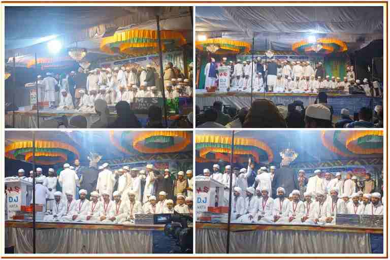 देवरिया के कौलाछापर गांव में आयोजित जलसा ए दस्तारबंदी कार्यक्रम में मंच पर बैठे 45 हाफिज़-ए-कुरान, पगड़ी और सम्मान समारोह का दृश्य