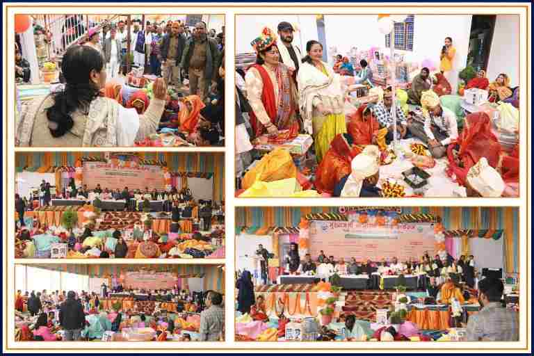 देवरिया के सलेमपुर में मुख्यमंत्री सामूहिक विवाह योजना के अंतर्गत एक ही मंडप में 122 जोड़ों का विवाह, मंच पर अतिथि और विवाह सामग्री के साथ नवविवाहित जोड़े