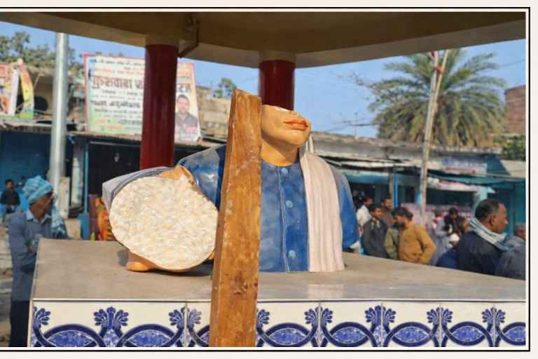 देवरिया के बंगरा बाजार चौराहे पर स्वतंत्रता सेनानी खजड़ी वाले बाबा भागवत भगत की टूटी हुई मूर्ति, आज़ादी की स्मृति पर हमला