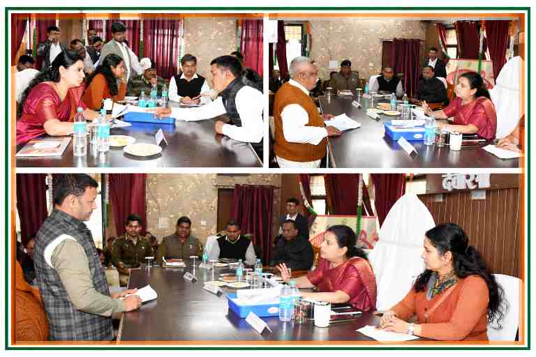 देवरिया सदर तहसील में सम्पूर्ण समाधान दिवस के दौरान जिलाधिकारी दिव्या मित्तल फरियादियों की समस्याएं सुनती हुईं, अधिकारी व पुलिसकर्मी मौजूद