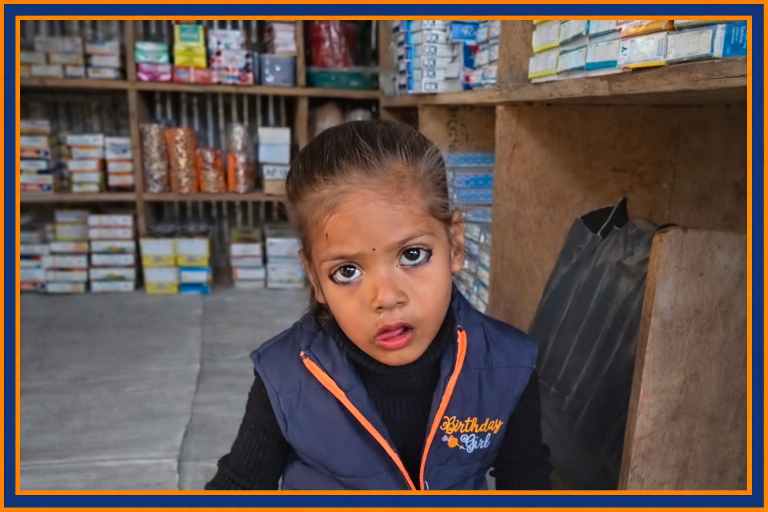 पिहानी हरदोई में पुलिस चौकी क्षेत्र के पास मिली 5 साल की लावारिस बच्ची, जो अपने माता-पिता से बिछड़ गई है