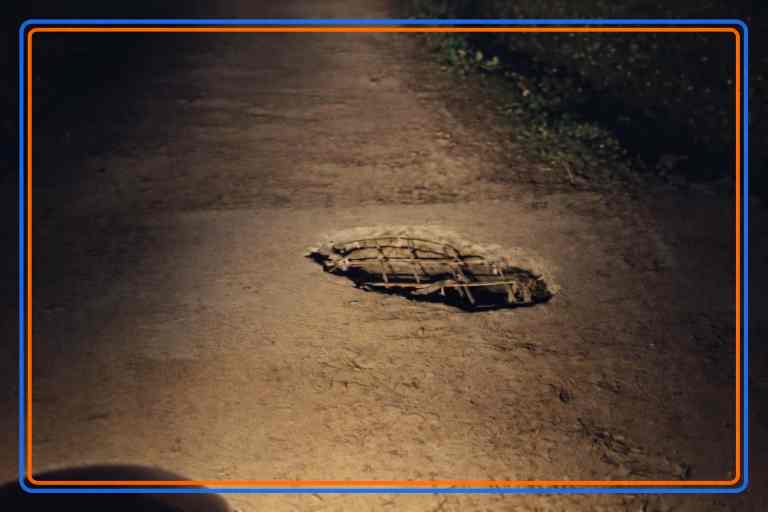 बीच से टूटी जर्जर पुलिया, जिस पर से गुजरते ग्रामीणों और छात्रों को हर समय दुर्घटना का खतरा बना हुआ है