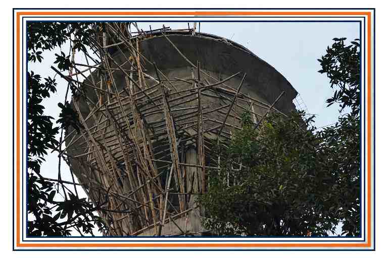 देवरिया के पथरदेवा ब्लॉक स्थित सकतुंआ बुजुर्ग गांव में हर घर नल जल योजना के तहत अधूरी पड़ी पानी टंकी का निर्माण कार्य