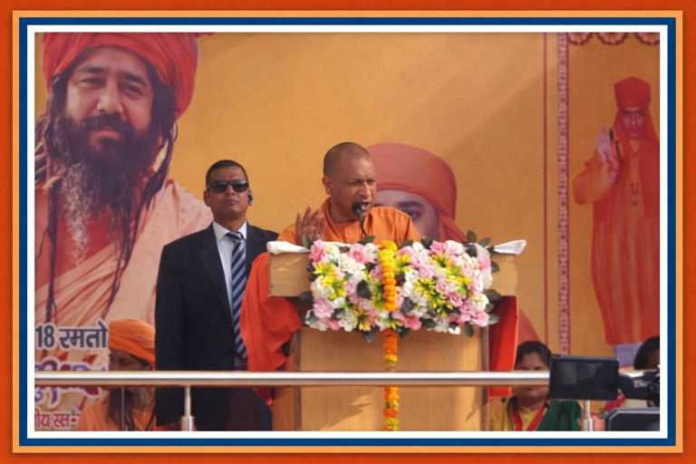आयोजित कार्यक्रम के दौरान मंच से संबोधित करते मुख्यमंत्री योगी आदित्यनाथ