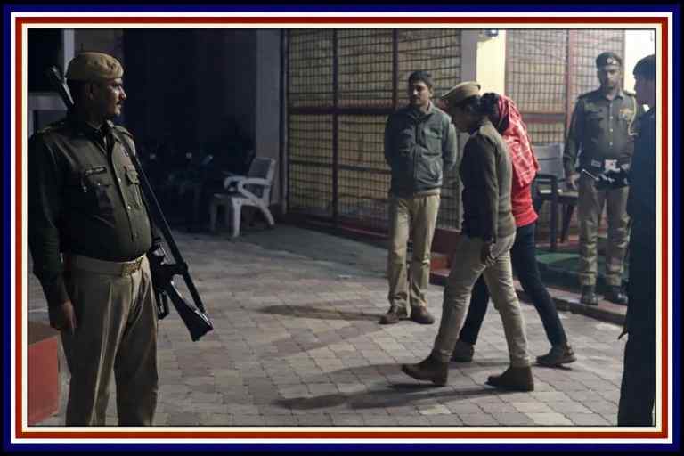 मेरठ के बहसूमा थाना क्षेत्र में महिला पुलिसकर्मी को सुरक्षित बरामद करती पुलिस, अपहरण मामले से जुड़ा दृश्य