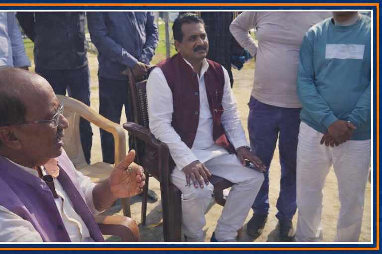 पथरदेवा विधानसभा क्षेत्र के बूथ 283 पर मतदाता सूची विवाद के बीच ग्रामीणों से बातचीत करते सपा नेता और स्थानीय लोग