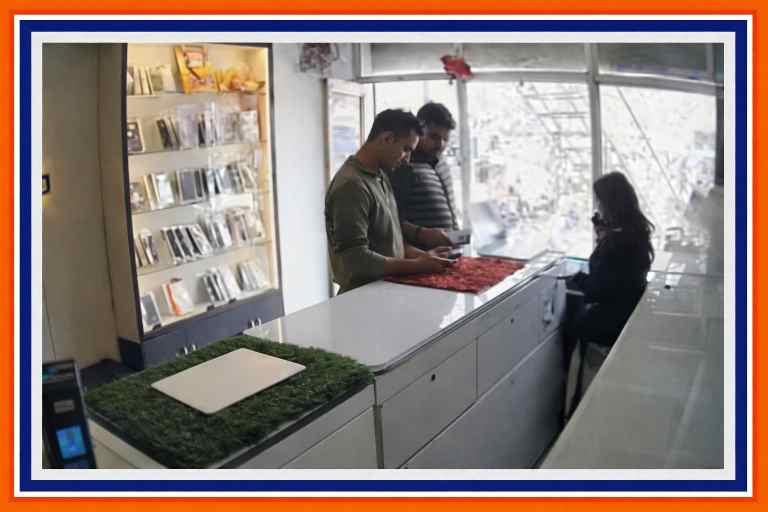 मोबाइल शॉप में सीसीटीवी कैमरे में कैद पुलिसकर्मियों द्वारा फोन की अदला-बदली का दृश्य