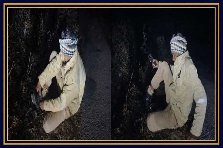 ड्यूटी पर तैनात पुलिस सिपाही रात में सड़क किनारे नशे की हालत में बैठा हुआ
