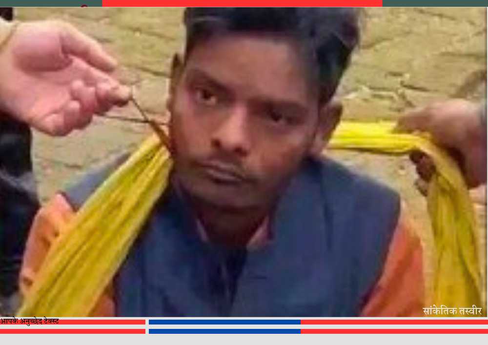 भगवा कपड़े पहने युवक से पूछताछ करते ग्रामीण, संदिग्ध गतिविधि के बाद पुलिस जांच