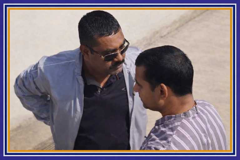 रेलवे पार्सल अधीक्षक और आरपीएफ जवान के बीच बहस का दृश्य, कथित धमकी से जुड़ा वीडियो