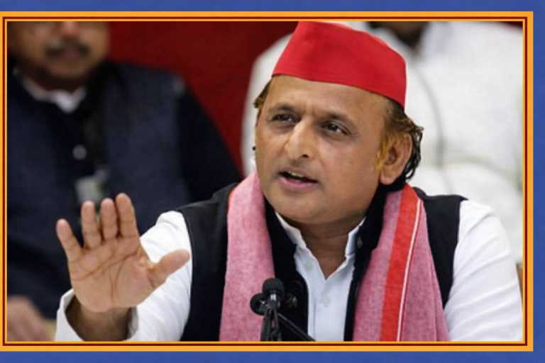 यूपी बजट पर प्रतिक्रिया देते हुए प्रेस कॉन्फ्रेंस में बोलते अखिलेश यादव, डबल स्टैंडर्ड रुल्ड कलर बॉक्स में फीचर इमेज