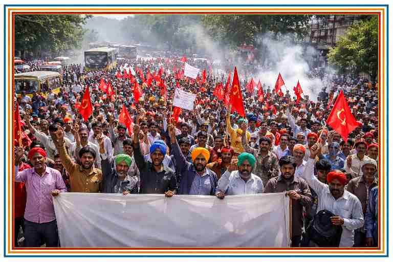 भारत बंद के दौरान ट्रेड यूनियनों और किसान संगठनों का सड़क पर बड़ा प्रदर्शन, लाल झंडों के साथ मार्च करते लोग