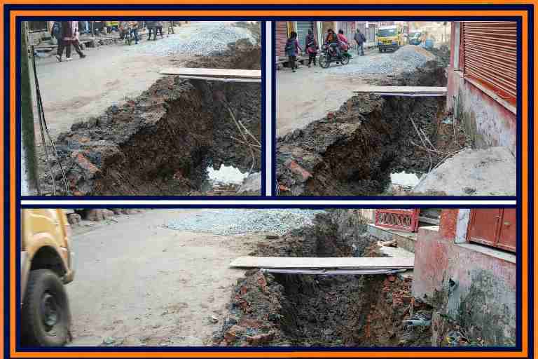 भाटपार रानी में सड़क किनारे खोदी गई गहरी नाली, अधूरा निर्माण कार्य और अस्थायी पटरे से बना रास्ता, डबल रुल्ड कलर बॉक्स कोलाज में प्रदर्शित