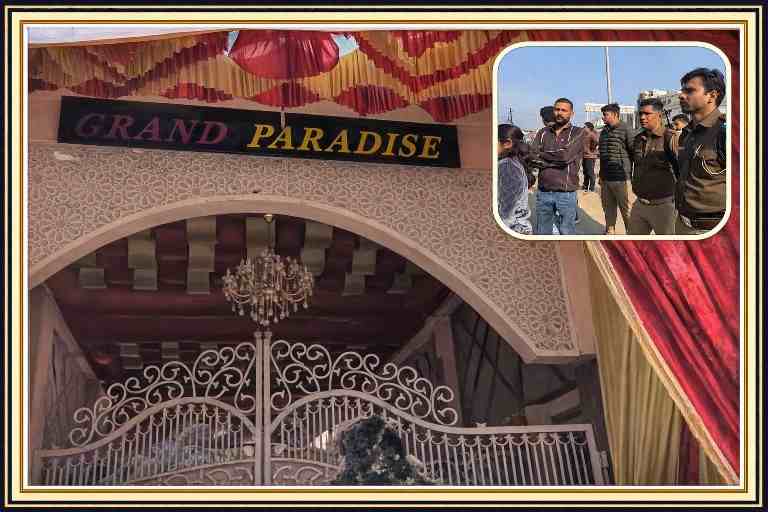 विवादित शादी कार्यक्रम के लिए सजाए गए बैंक्वेट हॉल का प्रवेश द्वार और बाहर तैनात पुलिस व मौजूद लोग