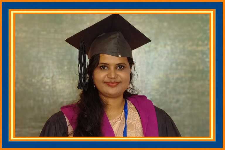 World Research Fellow of London (WRFL) से सम्मानित डॉ. एकता सिंह का ग्रेजुएशन परिधान में लैंडस्केप पोर्ट्रेट, डबल स्टैंडर्ड कलर रुल्ड बॉक्स फ्रेम में