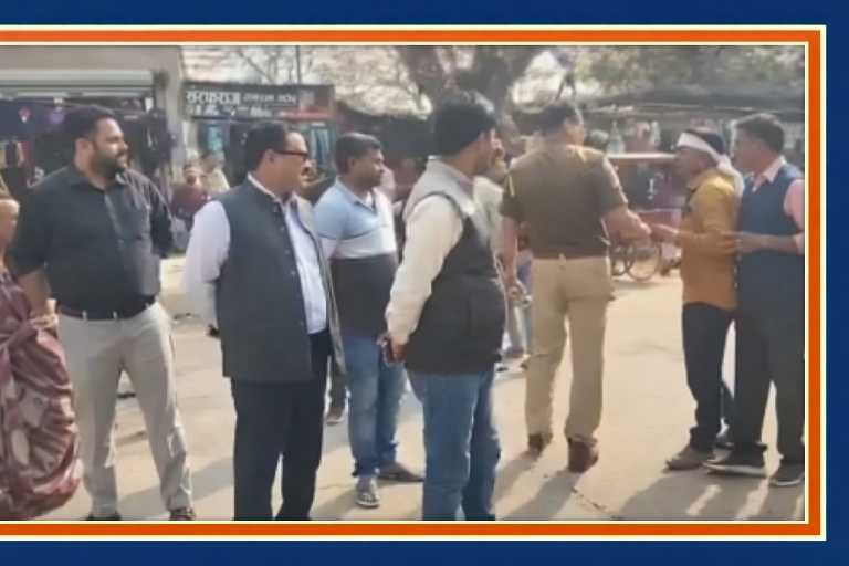 देवरिया के रामपुर कारखाना में अतिक्रमण हटाओ अभियान के दौरान थानेदार द्वारा युवक को थप्पड़ मारने के बाद मौके पर मौजूद पुलिस और स्थानीय लोग