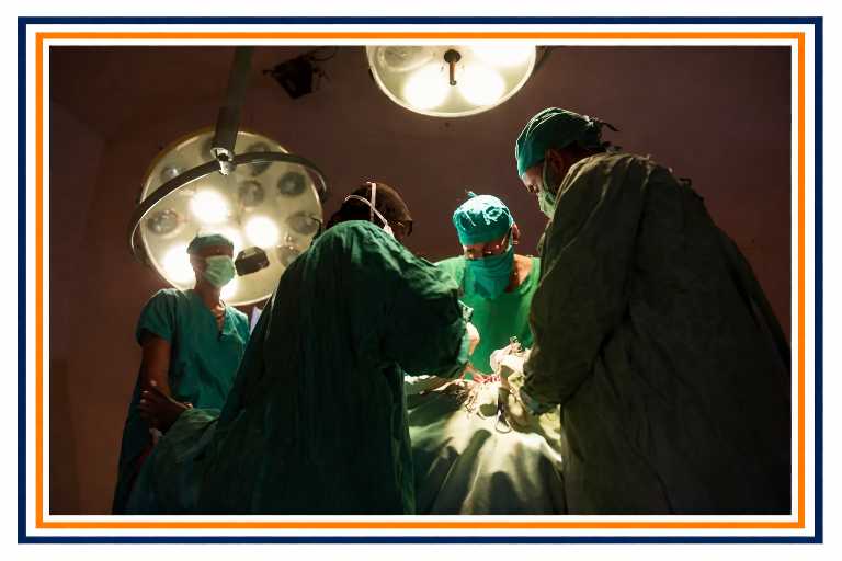 ऑपरेशन थिएटर में सर्जिकल टीम द्वारा नसबंदी प्रक्रिया करते हुए चिकित्सक और स्टाफ