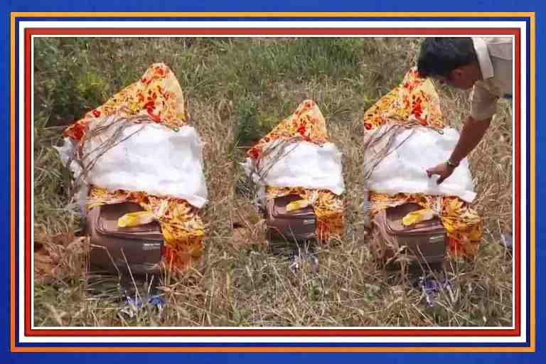 देवरिया जिले में खेत से बरामद ट्रॉली बैग में मिला दुबई से लौटे नौशाद का शव, पुलिस जांच करती हुई