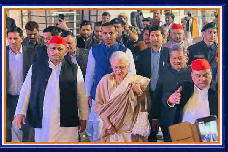 उन्नाव में कार्यक्रम के दौरान अखिलेश यादव समर्थकों और सुरक्षा कर्मियों के साथ चलते हुए