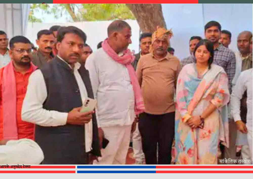 नेवढ़िया गांव में जनसंपर्क कार्यक्रम के दौरान ग्रामीणों के बीच संवाद करतीं सांसद प्रिया सरोज